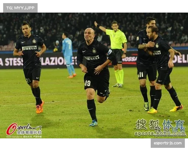 巴黎球迷悬挂《小王子》主题横幅：-请给我画第二座欧冠奖杯-